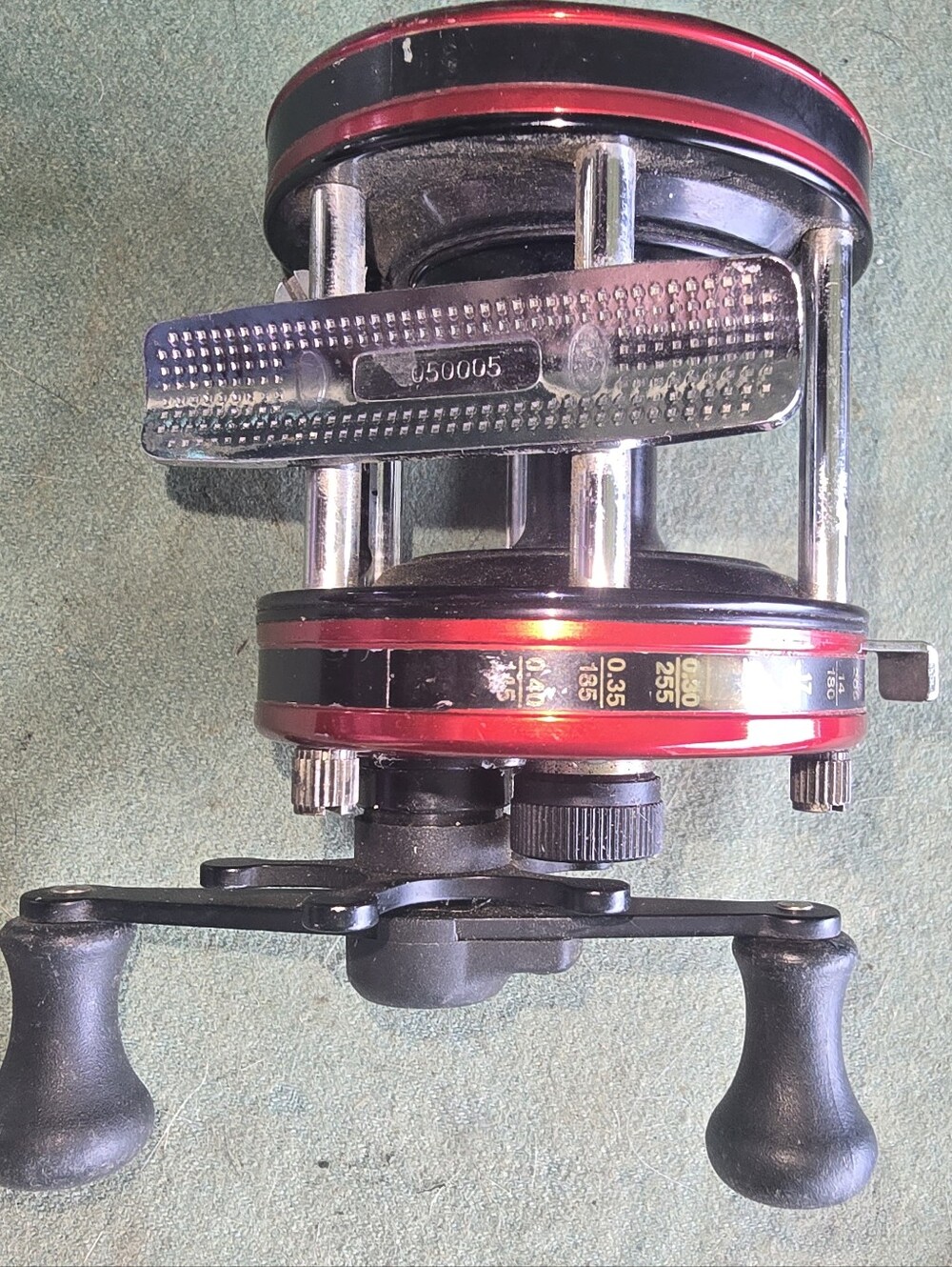 Abu Garcia Ambassadeur 5000C Classic Baitcasting Reel - Red/Black - Picture 4 of 10